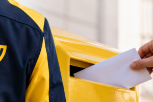 El sector postal de UGT defiende la profesionalidad de los trabajadores de Correos ante las declaraciones de Ayuso sobre el voto por correo
