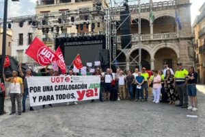 UGT se concentra en el Ayuntamiento de Plasencia para denunciar una catalogación injusta y discriminatoria