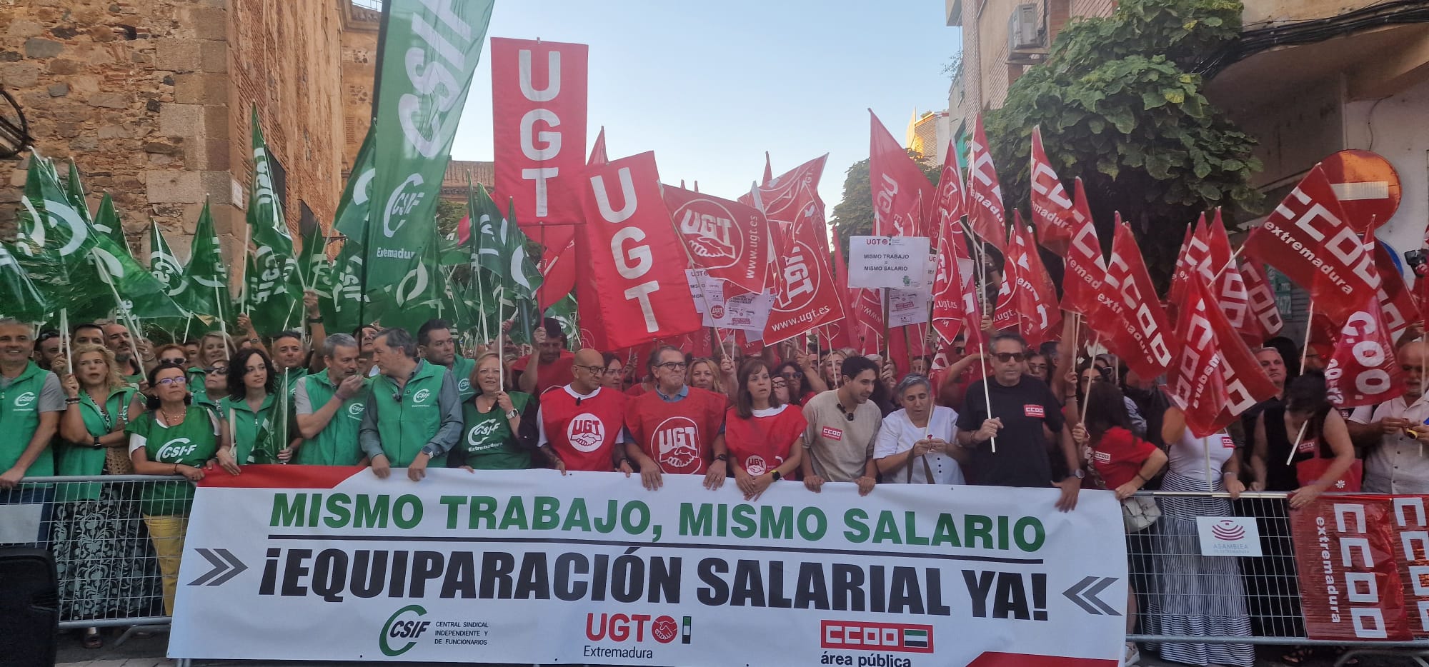 La movilización sindical consigue que la Junta convoque las Mesas Sectoriales para abordar la equiparación salarial