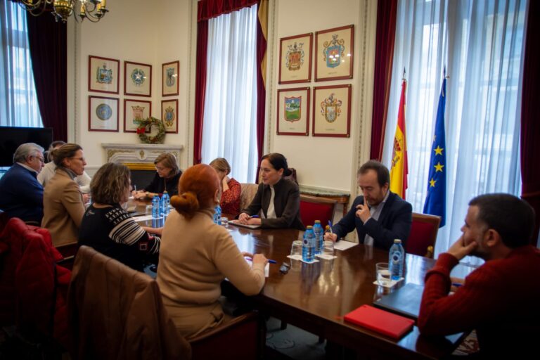 Lee más sobre el artículo UGT y CCOO materializan con el Gobierno la subida salarial del 0,5% del PIB en cumplimiento del Acuerdo Marco para una Administración del siglo XXI, en la comisión de seguimiento