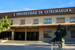 #UGTUniversidad | La UEx convoca concurso para cubrir 92 plazas de Profesor Ayudante Doctor [corrección de errores]